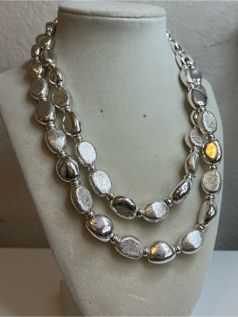 Silver tone bean style beaded chunky necklace 22”